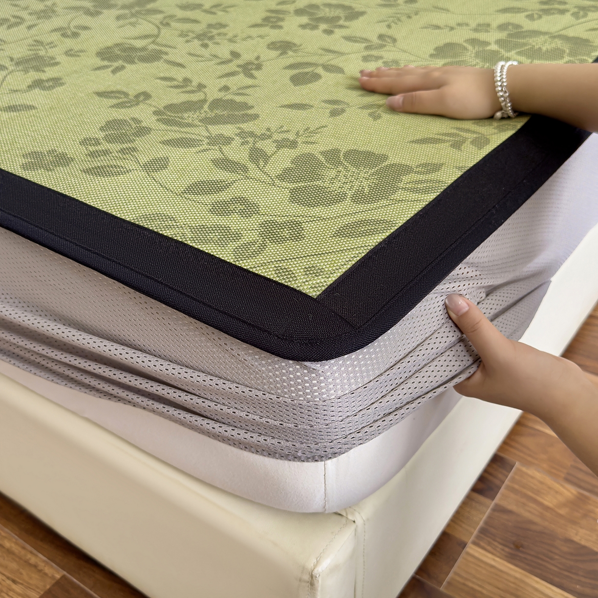 91家纺网 家纺一手货源 找家纺 圣比熊 2026新款高织密高品质印花冰藤凉席席子三件套 苔青花屿-床笠款