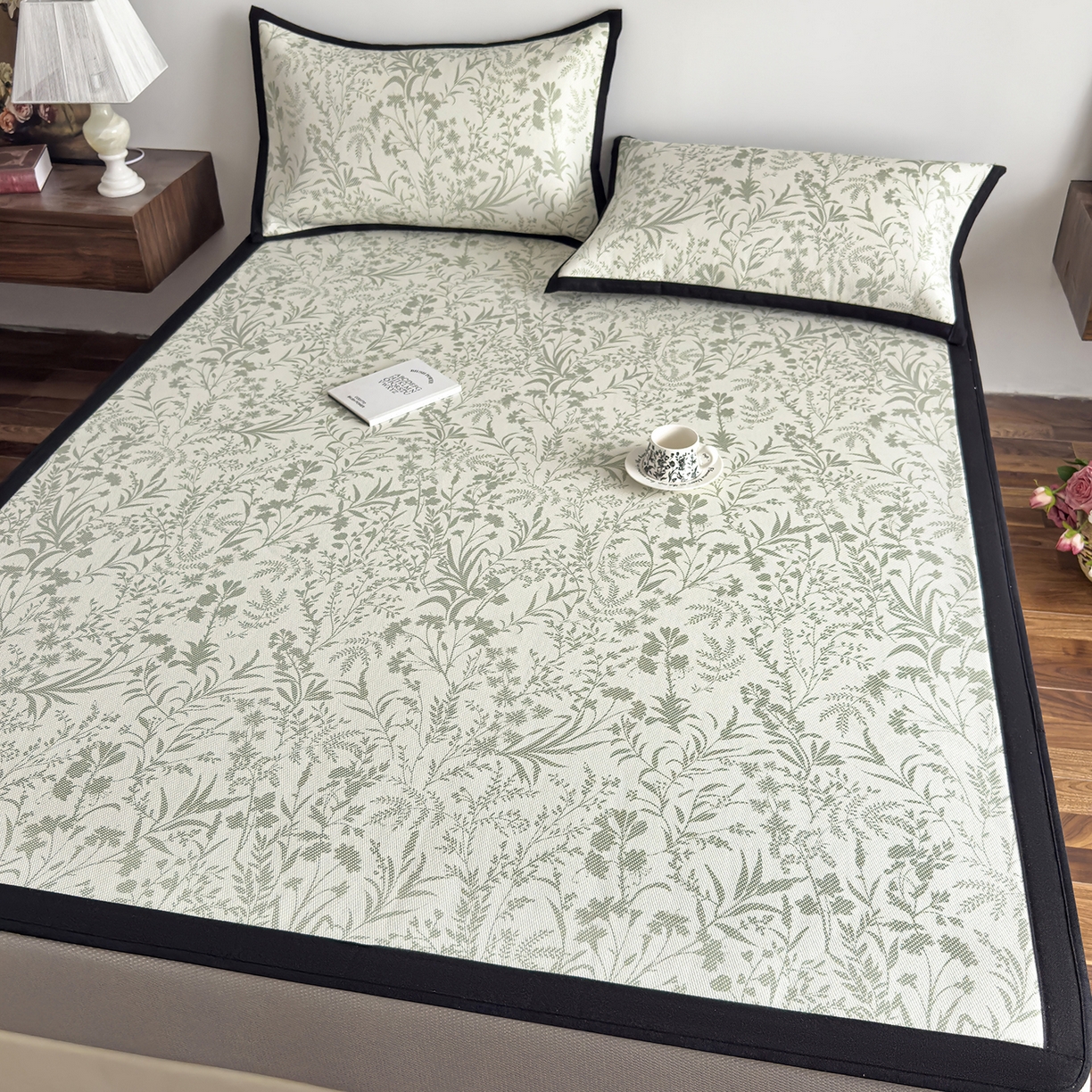 91家纺网 家纺一手货源 找家纺 圣比熊 2026新款高织密高品质印花冰藤凉席席子三件套 浅绿山野-床笠款