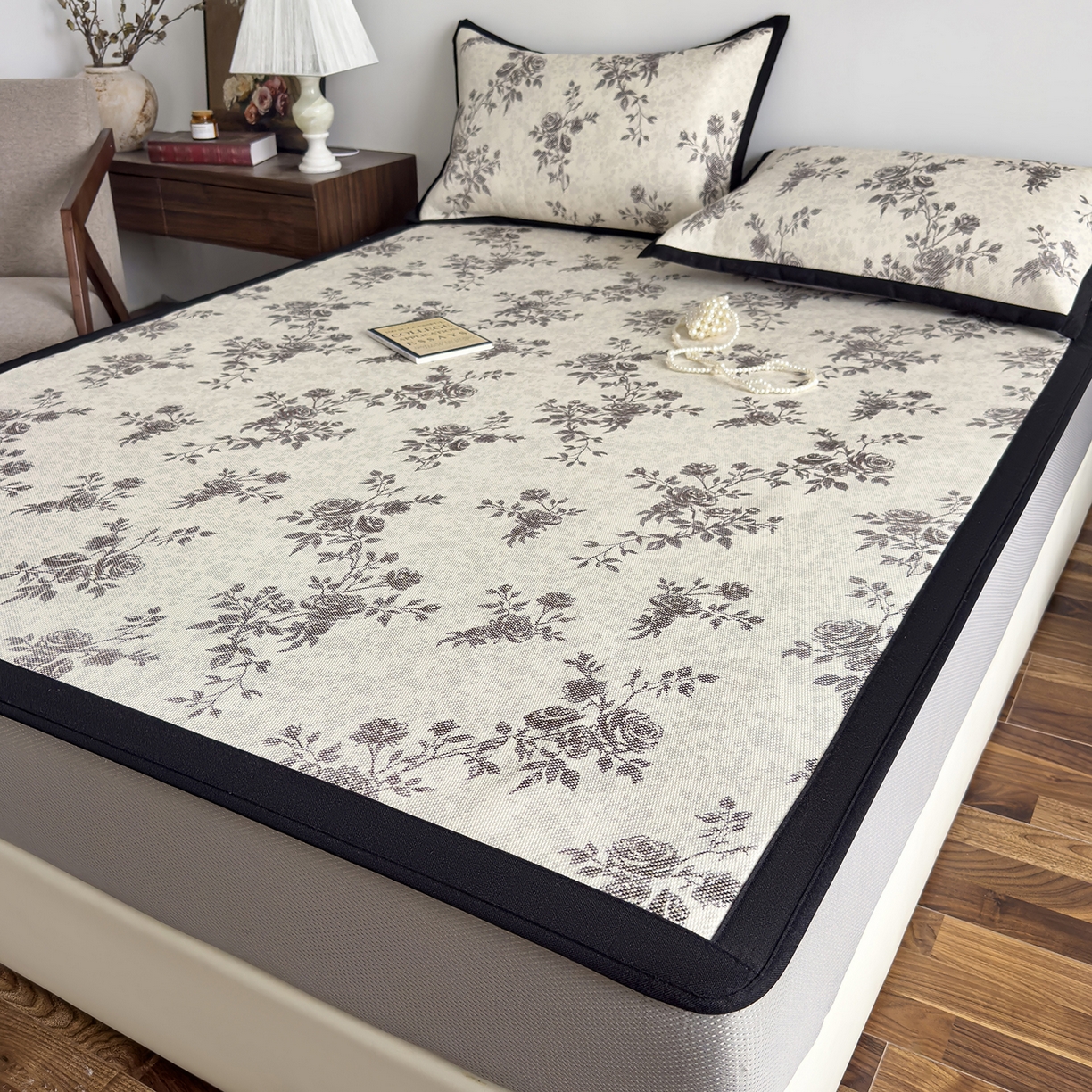 91家纺网 家纺一手货源 找家纺 圣比熊 2026新款高织密高品质印花冰藤凉席席子三件套 复古玫瑰-床笠款