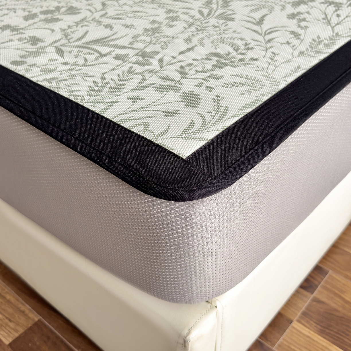 91家纺网 家纺一手货源 找家纺 圣比熊 2026新款高织密高品质印花冰藤凉席席子三件套 浅绿山野-床笠款