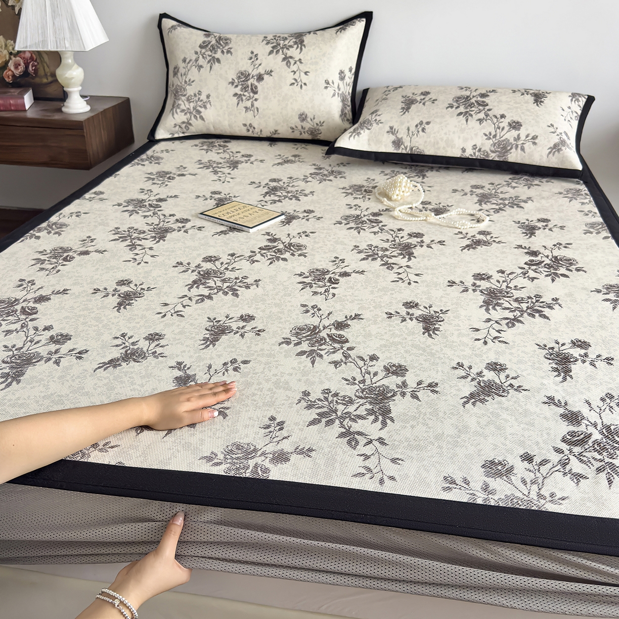 91家纺网 家纺一手货源 找家纺 圣比熊 2026新款高织密高品质印花冰藤凉席席子三件套 复古玫瑰-床笠款