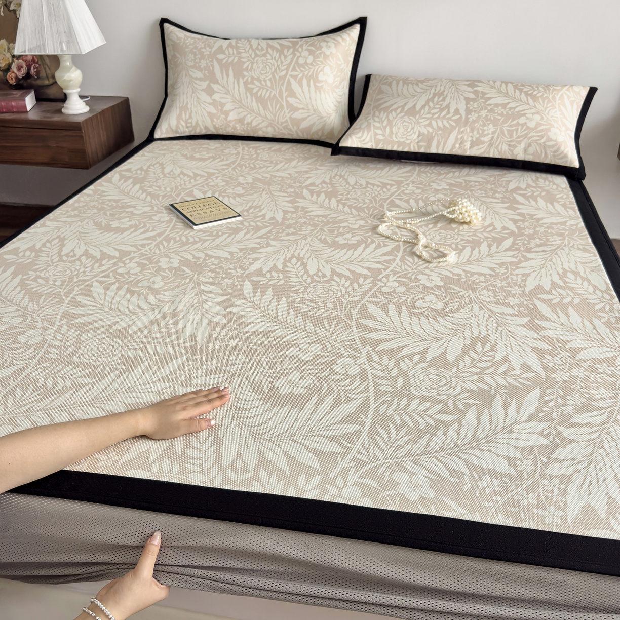 91家纺网 家纺一手货源 找家纺 圣比熊 2026新款高织密高品质印花冰藤凉席席子三件套 卡其叶纹-床笠款