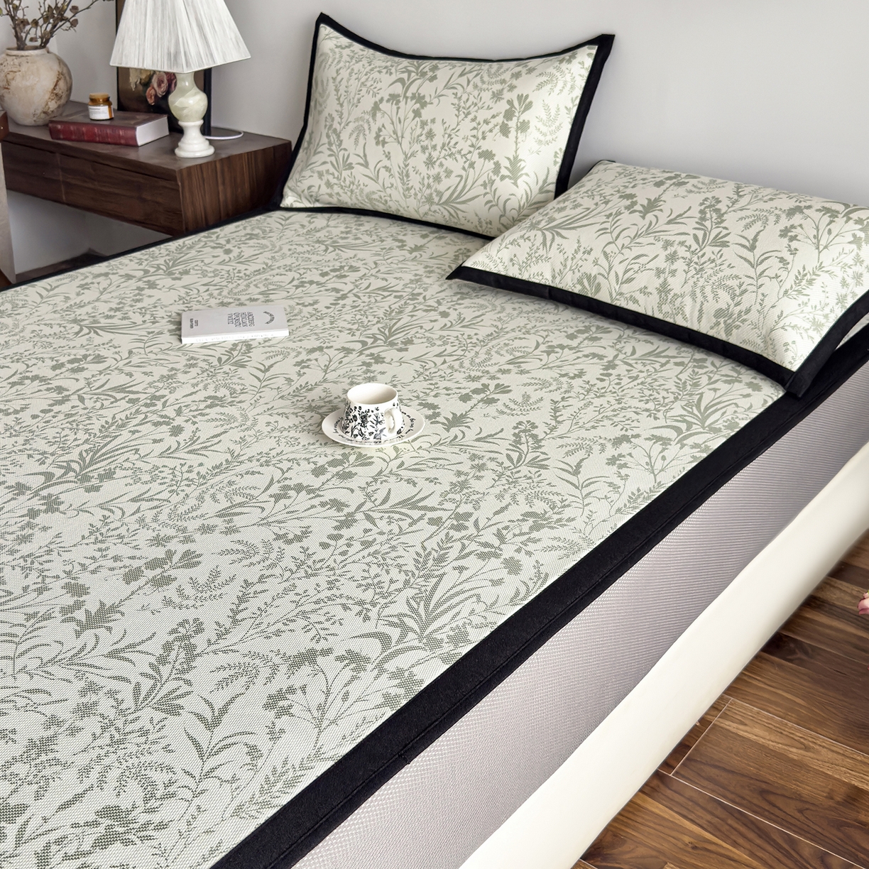 91家纺网 家纺一手货源 找家纺 圣比熊 2026新款高织密高品质印花冰藤凉席席子三件套 浅绿山野-床笠款