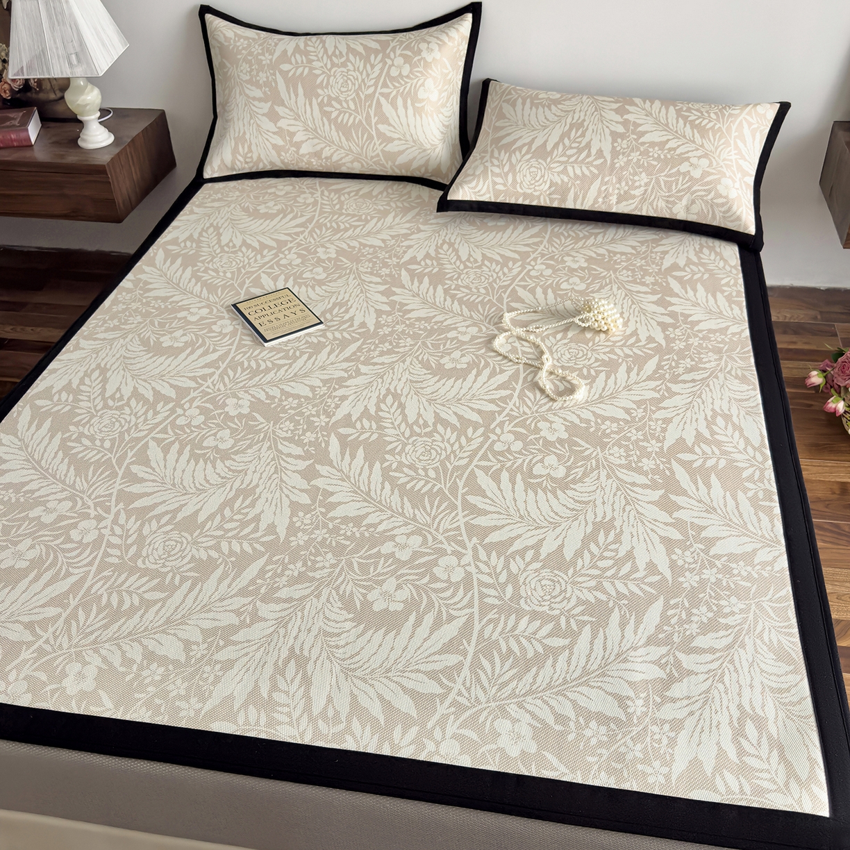 91家纺网 家纺一手货源 找家纺 圣比熊 2026新款高织密高品质印花冰藤凉席席子三件套 卡其叶纹-床笠款