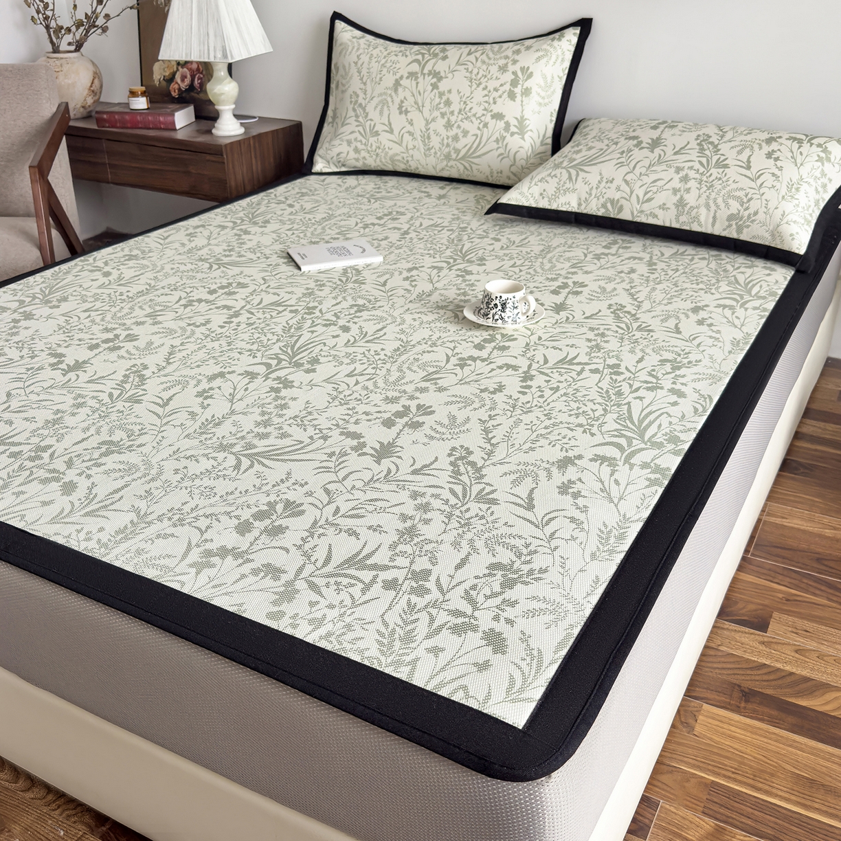 91家纺网 家纺一手货源 找家纺 圣比熊 2026新款高织密高品质印花冰藤凉席席子三件套 浅绿山野-床笠款