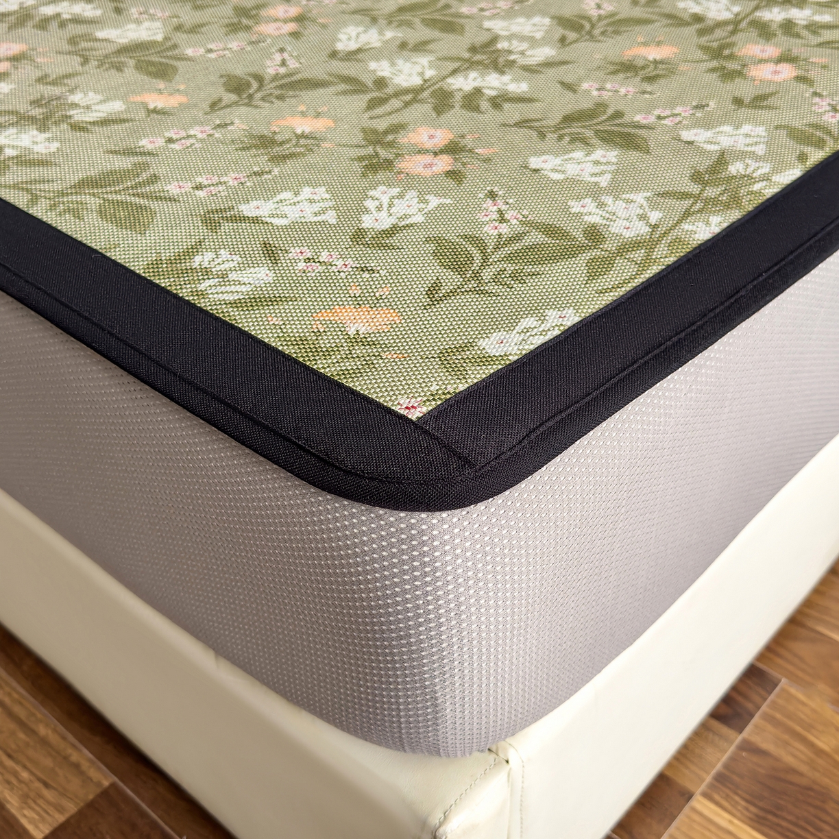 91家纺网 家纺一手货源 找家纺 圣比熊 2026新款高织密高品质印花冰藤凉席席子三件套 清醒小花-床笠款