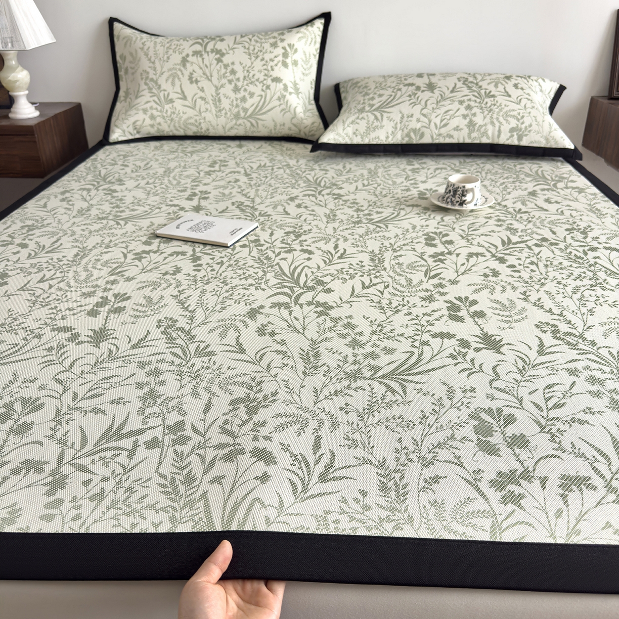 91家纺网 家纺一手货源 找家纺 圣比熊 2026新款高织密高品质印花冰藤凉席席子三件套 浅绿山野-床席款