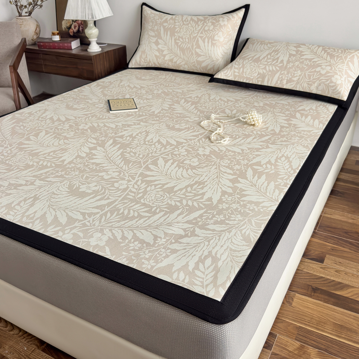 91家纺网 家纺一手货源 找家纺 圣比熊 2026新款高织密高品质印花冰藤凉席席子三件套 卡其叶纹-床笠款