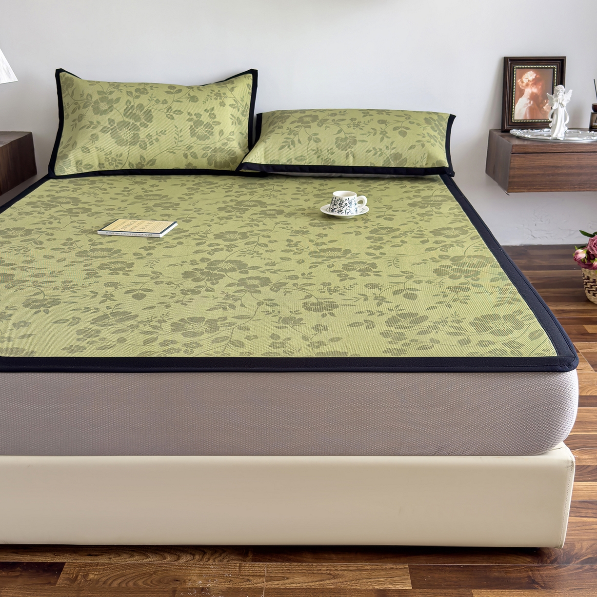 91家纺网 家纺一手货源 找家纺 圣比熊 2026新款高织密高品质印花冰藤凉席席子三件套 苔青花屿-床笠款