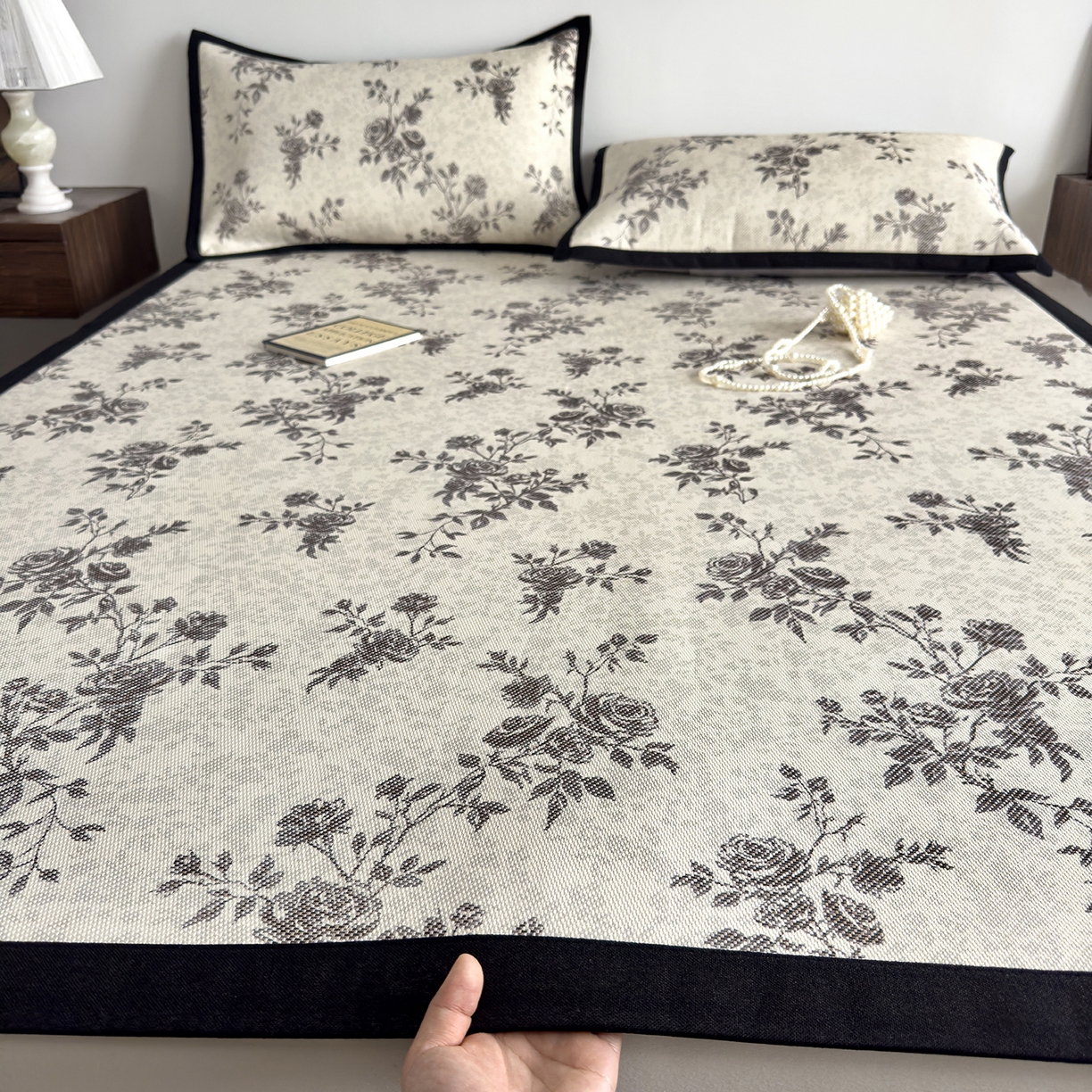 91家纺网 家纺一手货源 找家纺 圣比熊 2026新款高织密高品质印花冰藤凉席席子三件套 复古玫瑰-床席款