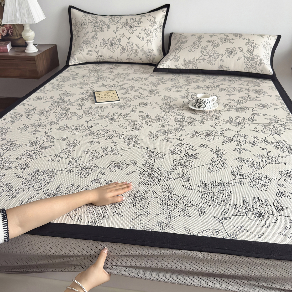 91家纺网 家纺一手货源 找家纺 圣比熊 2026新款高织密高品质印花冰藤凉席席子三件套 素描牡丹-床笠款