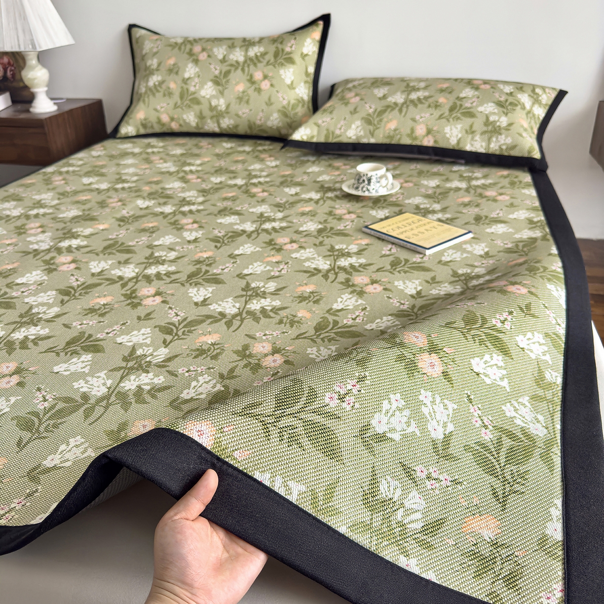 91家纺网 家纺一手货源 找家纺 （总）圣比熊 2026新款高织密高品质印花冰藤凉席席子三件套,清醒小花-床席款,复古玫瑰-床席款,卡其叶纹-床席款,浅绿山野-床席款,素描牡丹-床席款,苔青花屿-床席款,复古玫瑰-床笠款,卡其叶纹-床笠款,浅绿山野-床笠款,清醒小花-床笠款,素描牡丹-床笠款,苔青花屿-床笠款