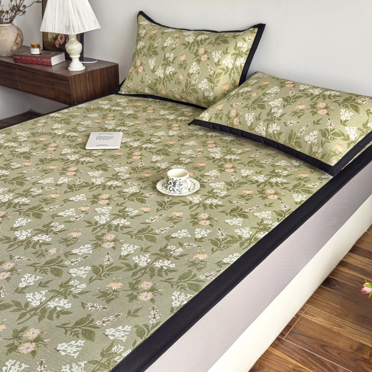 91家纺网 家纺一手货源 找家纺 圣比熊 2026新款高织密高品质印花冰藤凉席席子三件套 清醒小花-床笠款