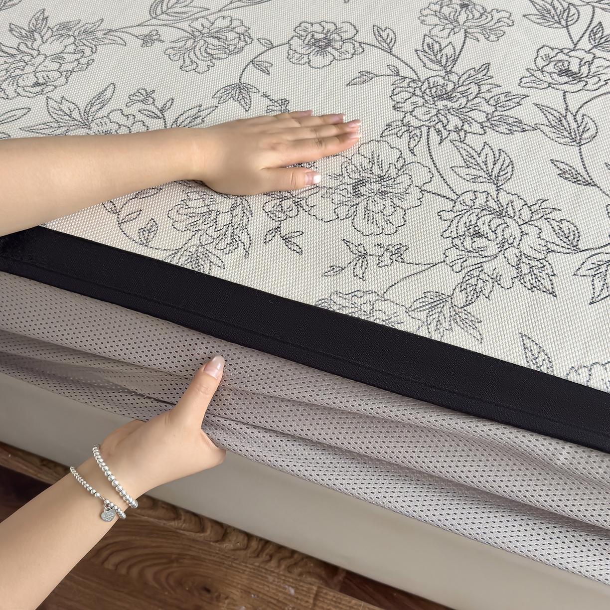 91家纺网 家纺一手货源 找家纺 圣比熊 2026新款高织密高品质印花冰藤凉席席子三件套 素描牡丹-床笠款