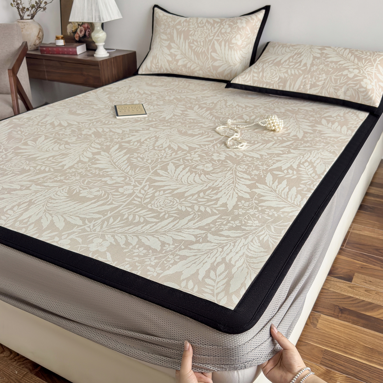 91家纺网 家纺一手货源 找家纺 圣比熊 2026新款高织密高品质印花冰藤凉席席子三件套 卡其叶纹-床笠款