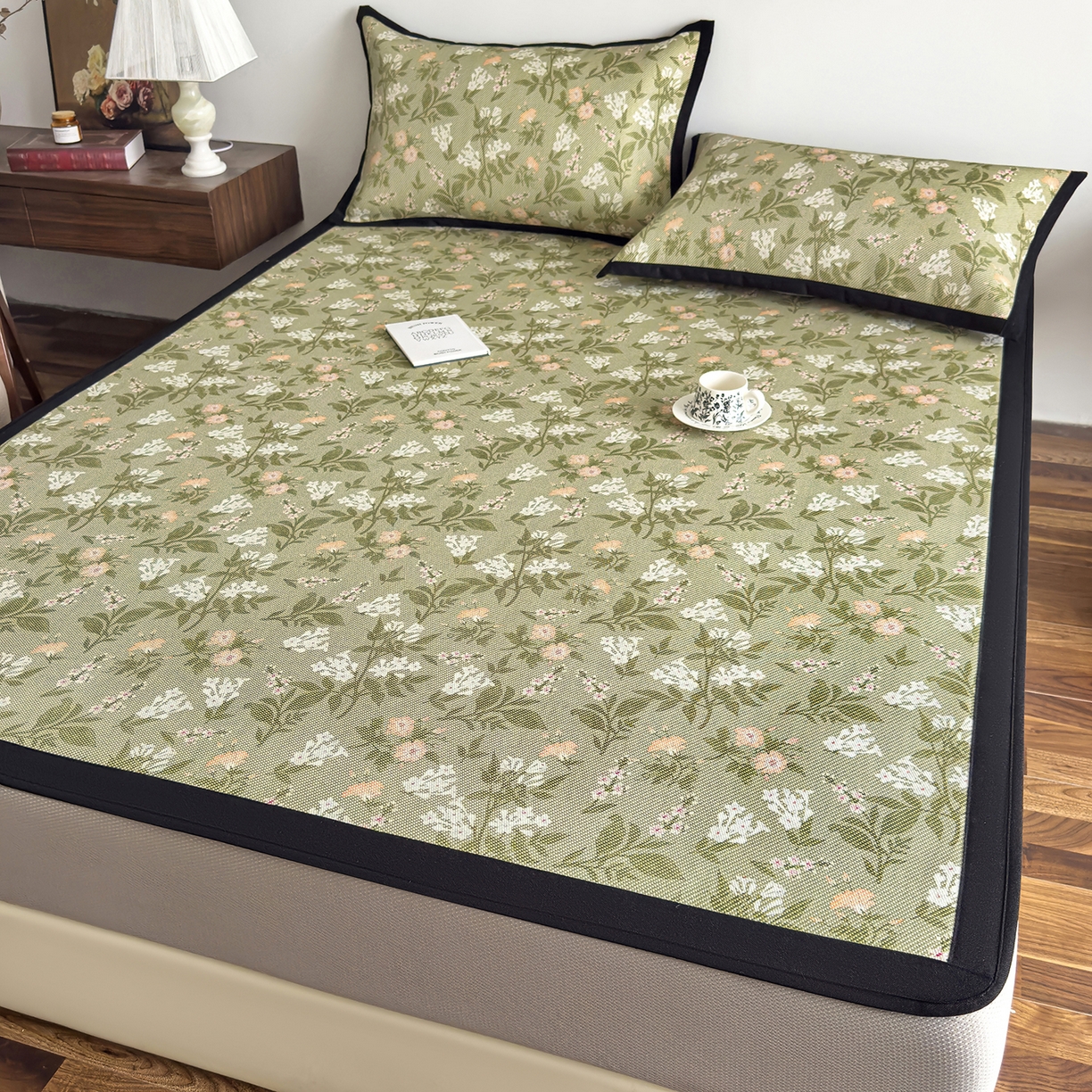 91家纺网 家纺一手货源 找家纺 圣比熊 2026新款高织密高品质印花冰藤凉席席子三件套 清醒小花-床笠款