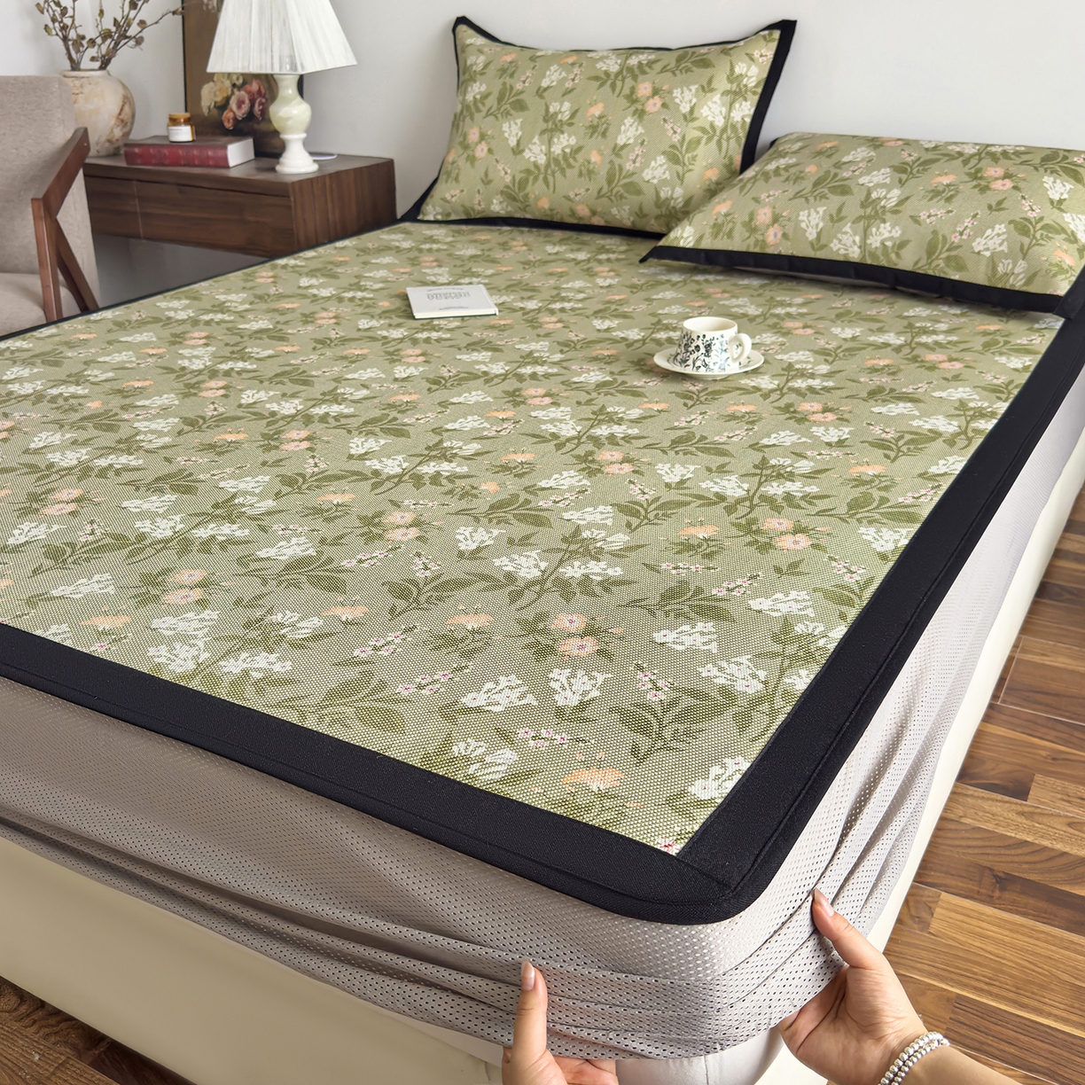 91家纺网 家纺一手货源 找家纺 圣比熊 2026新款高织密高品质印花冰藤凉席席子三件套 清醒小花-床笠款