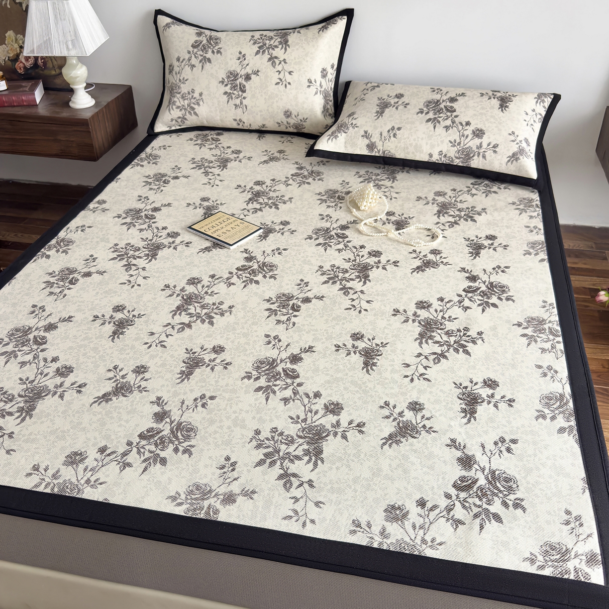 91家纺网 家纺一手货源 找家纺 圣比熊 2026新款高织密高品质印花冰藤凉席席子三件套 复古玫瑰-床笠款