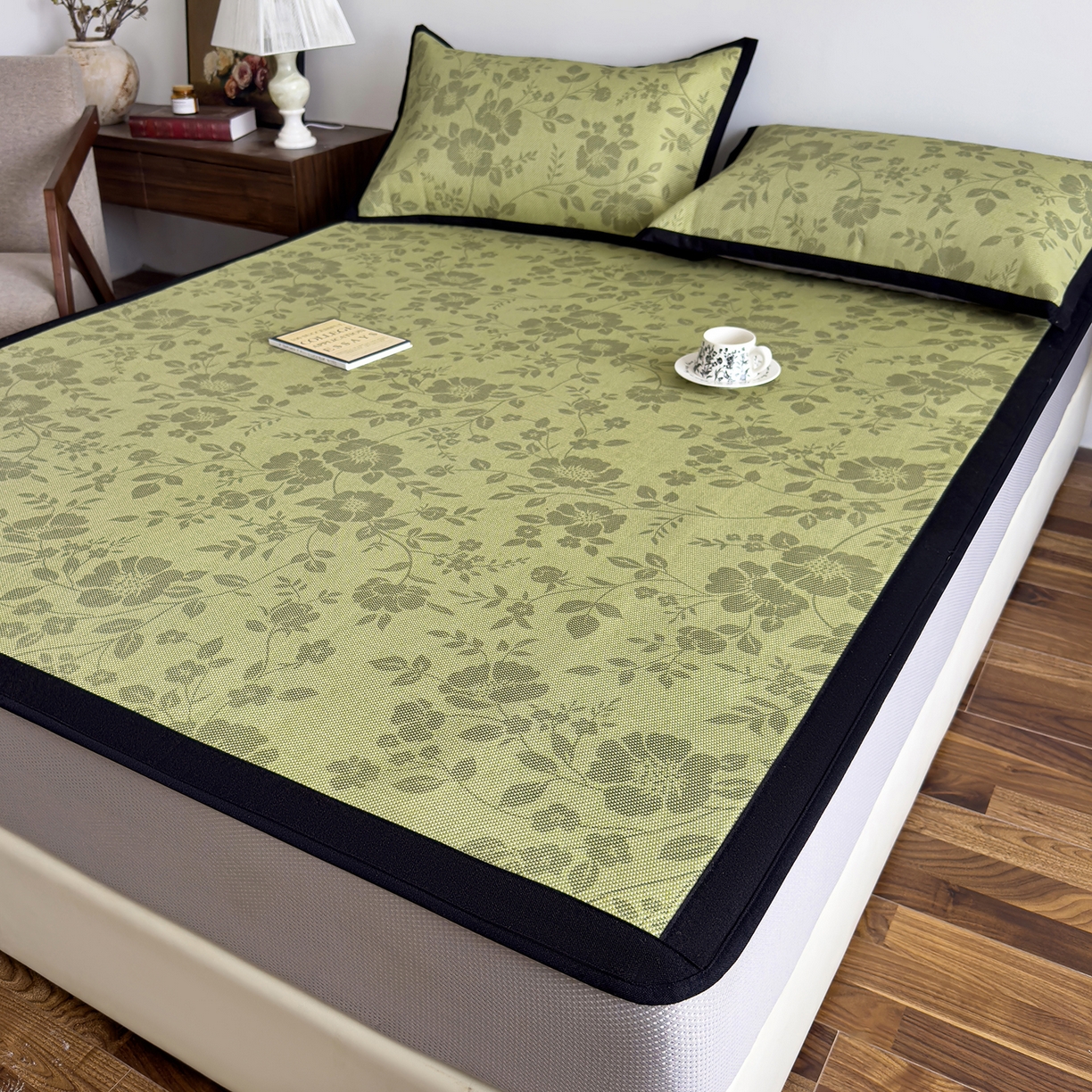 91家纺网 家纺一手货源 找家纺 圣比熊 2026新款高织密高品质印花冰藤凉席席子三件套 苔青花屿-床笠款