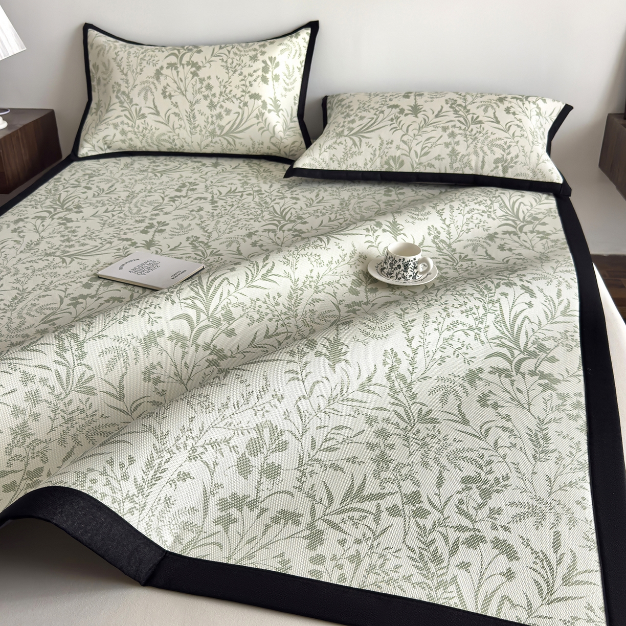 91家纺网 家纺一手货源 找家纺 圣比熊 2026新款高织密高品质印花冰藤凉席席子三件套 浅绿山野-床席款