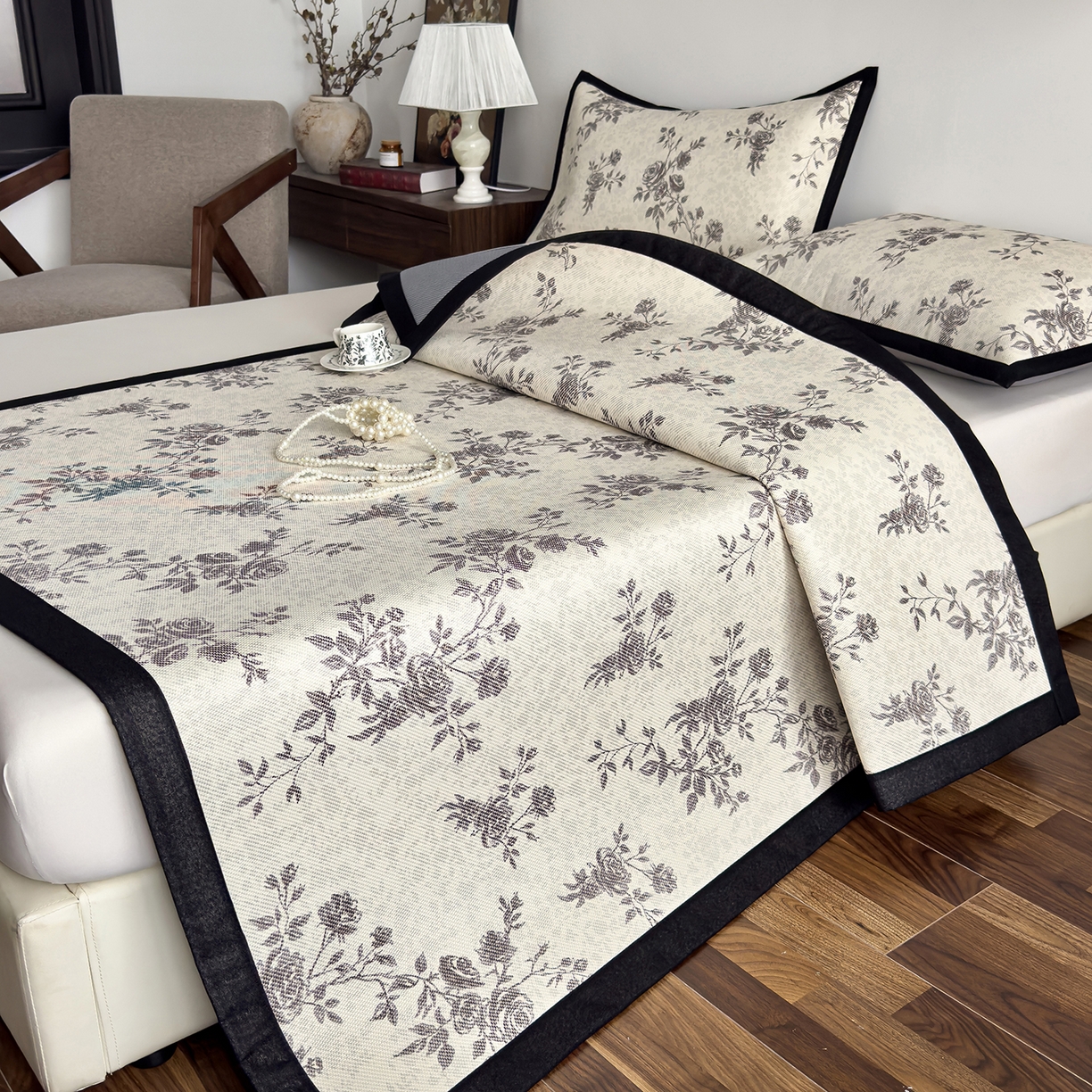 91家纺网 家纺一手货源 找家纺 圣比熊 2026新款高织密高品质印花冰藤凉席席子三件套 复古玫瑰-床席款