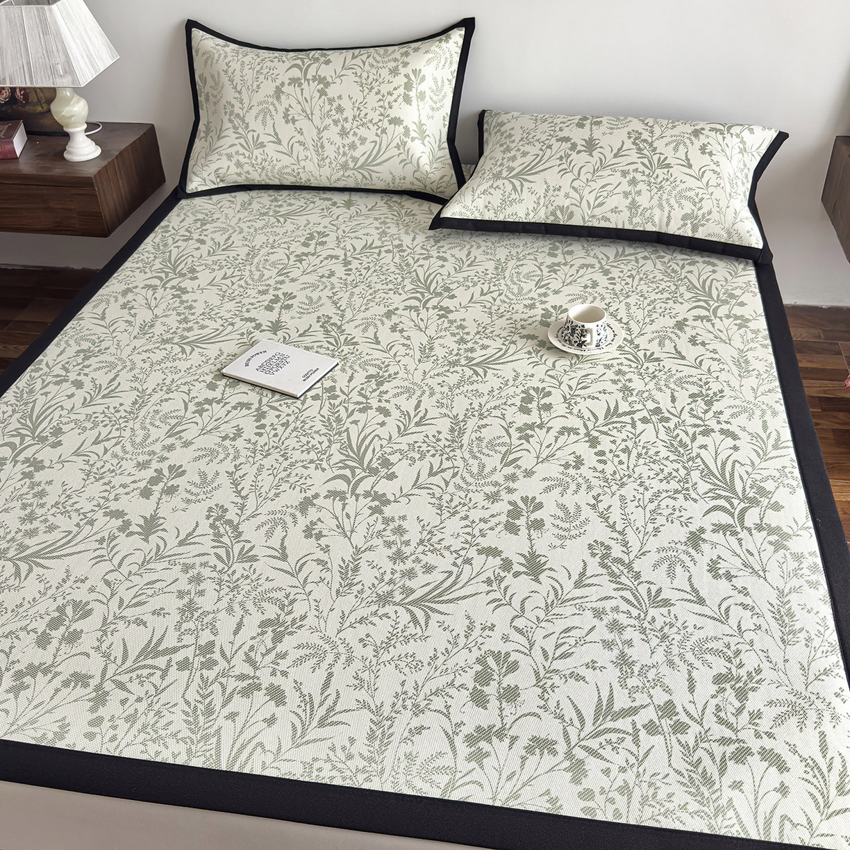 91家纺网 家纺一手货源 找家纺 圣比熊 2026新款高织密高品质印花冰藤凉席席子三件套 浅绿山野-床席款