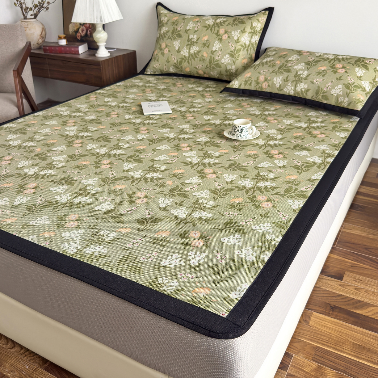 91家纺网 家纺一手货源 找家纺 圣比熊 2026新款高织密高品质印花冰藤凉席席子三件套 清醒小花-床笠款