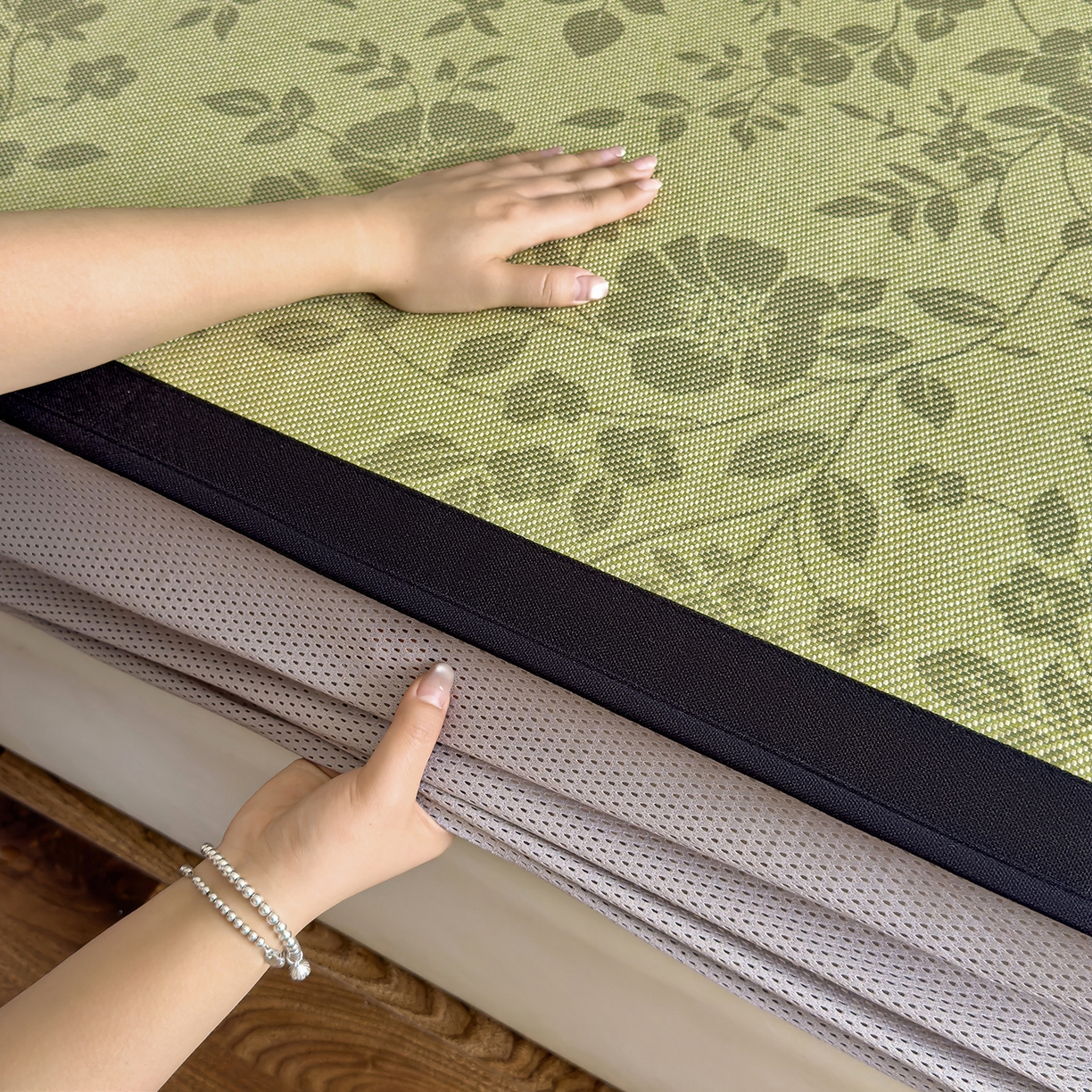 91家纺网 家纺一手货源 找家纺 圣比熊 2026新款高织密高品质印花冰藤凉席席子三件套 苔青花屿-床笠款