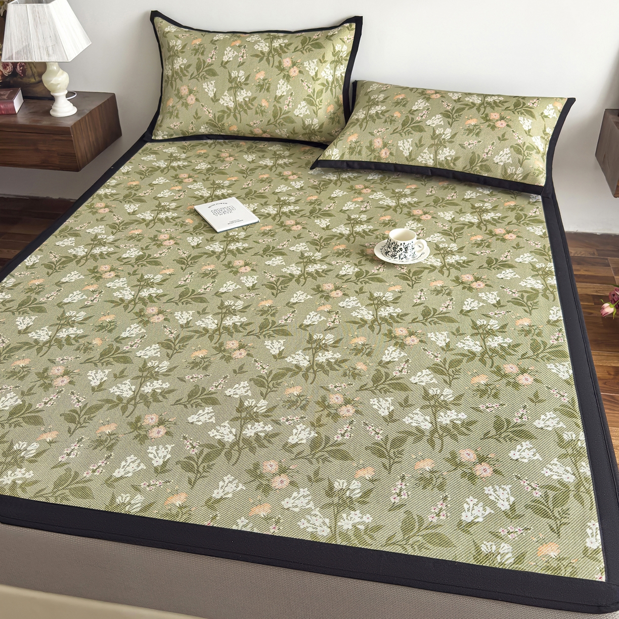 91家纺网 家纺一手货源 找家纺 圣比熊 2026新款高织密高品质印花冰藤凉席席子三件套 清醒小花-床笠款