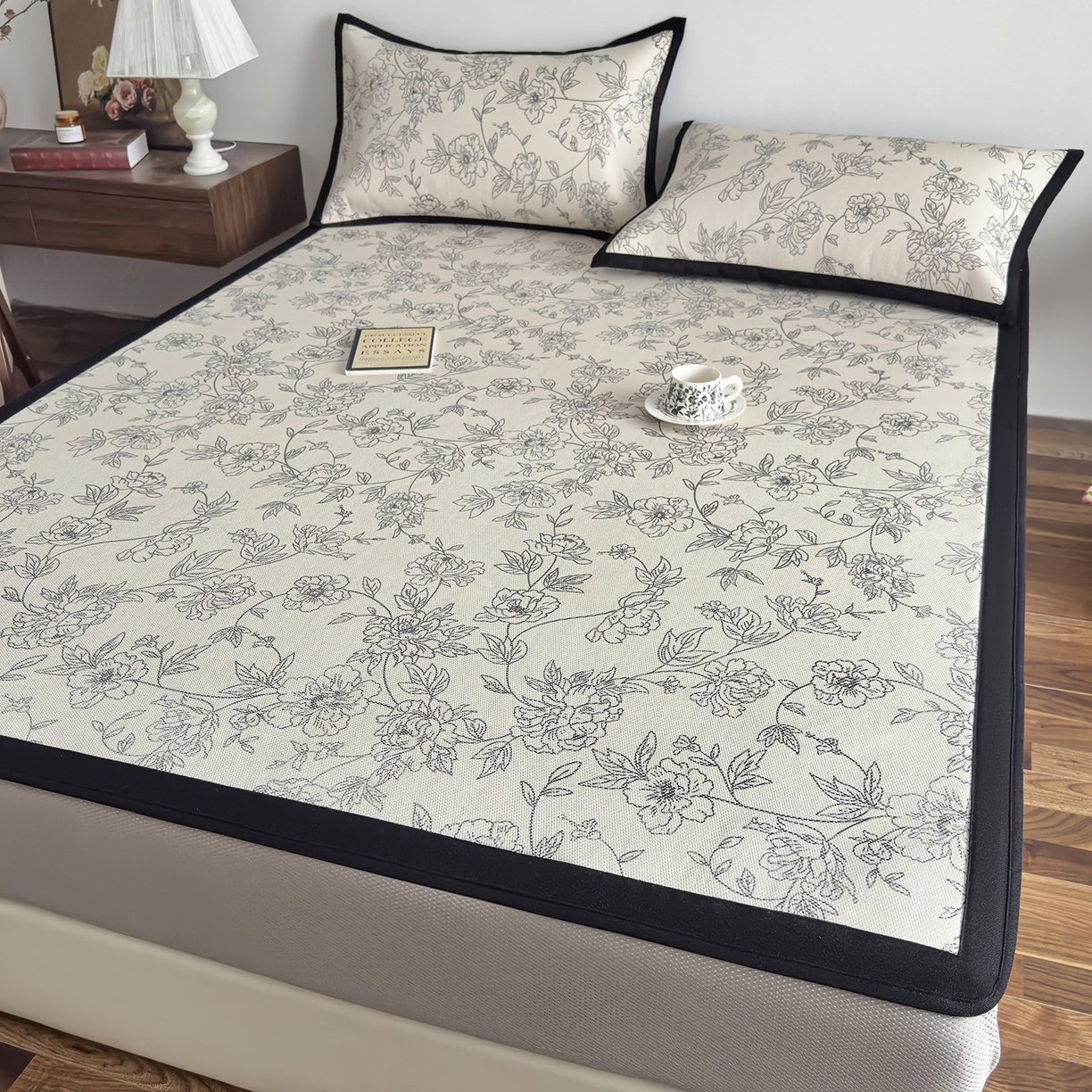 91家纺网 家纺一手货源 找家纺 圣比熊 2026新款高织密高品质印花冰藤凉席席子三件套 素描牡丹-床笠款