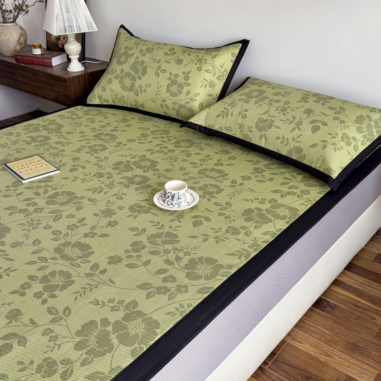 91家纺网 家纺一手货源 找家纺 圣比熊 2026新款高织密高品质印花冰藤凉席席子三件套 苔青花屿-床笠款