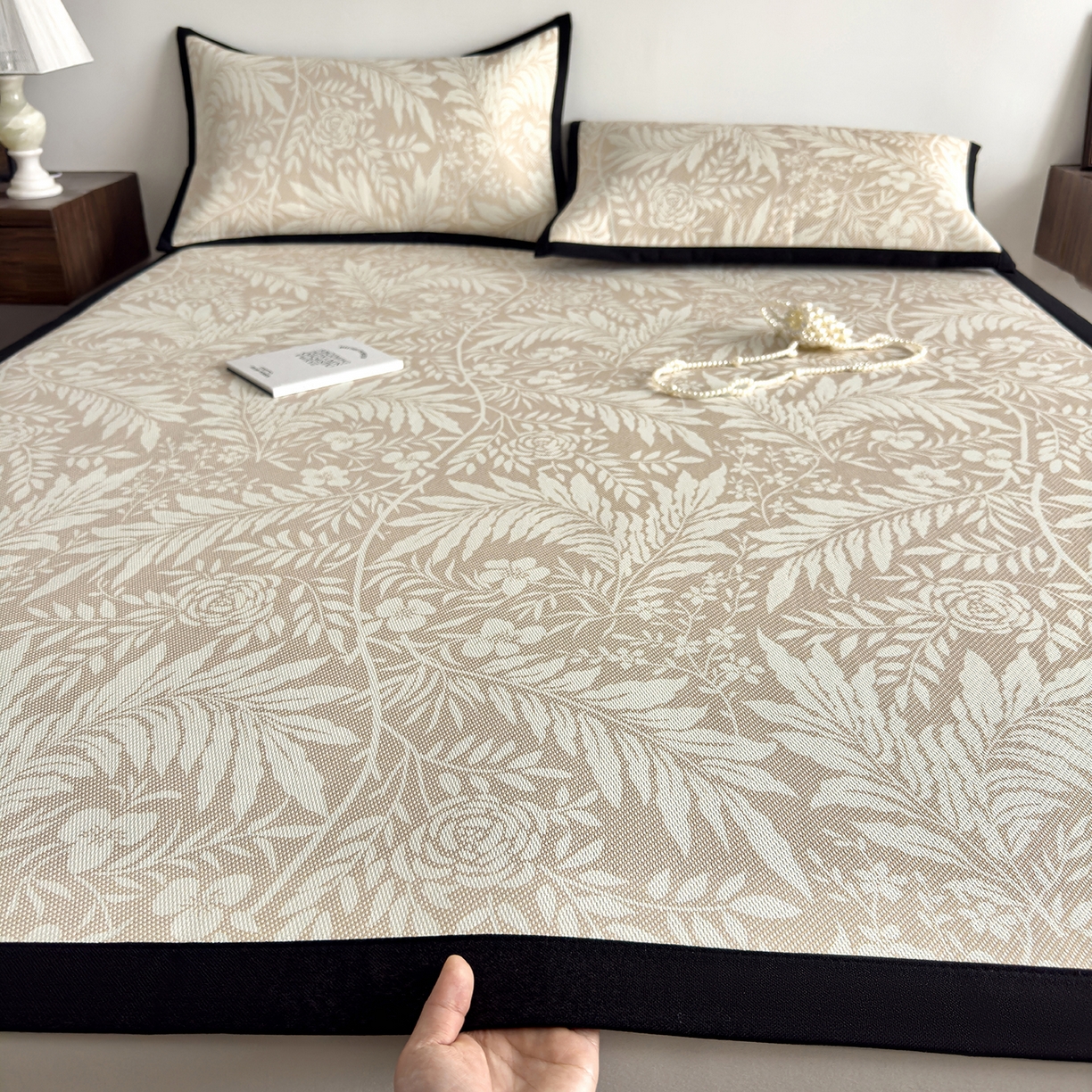 91家纺网 家纺一手货源 找家纺 圣比熊 2026新款高织密高品质印花冰藤凉席席子三件套 卡其叶纹-床席款