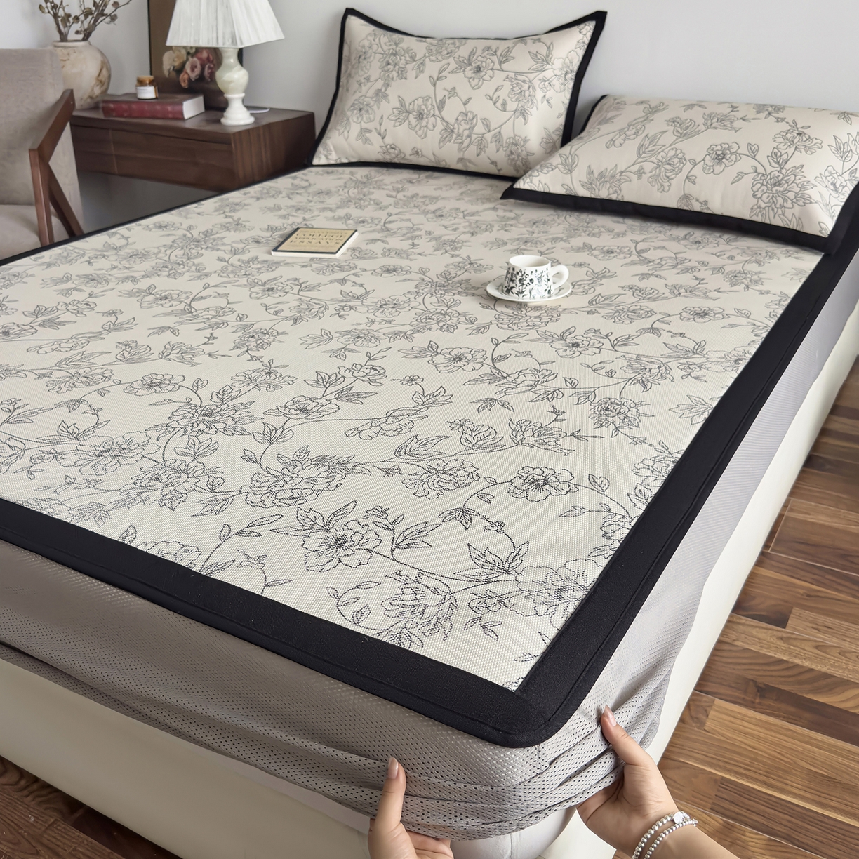 91家纺网 家纺一手货源 找家纺 圣比熊 2026新款高织密高品质印花冰藤凉席席子三件套 素描牡丹-床笠款