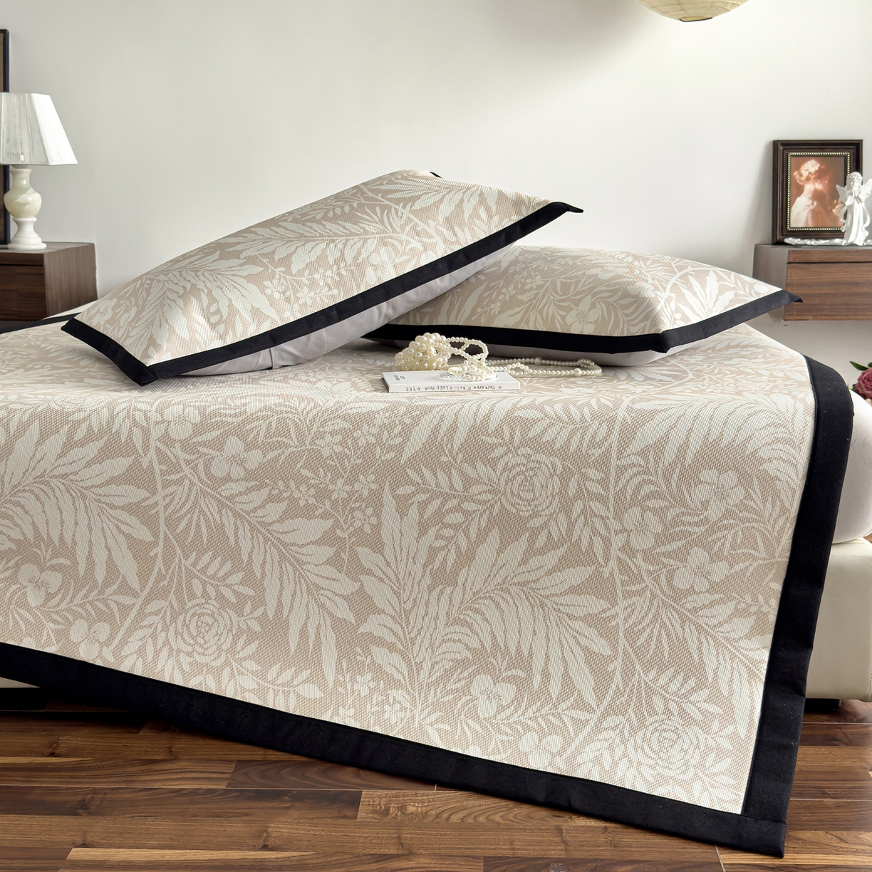 91家纺网 家纺一手货源 找家纺 圣比熊 2026新款高织密高品质印花冰藤凉席席子三件套 卡其叶纹-床席款