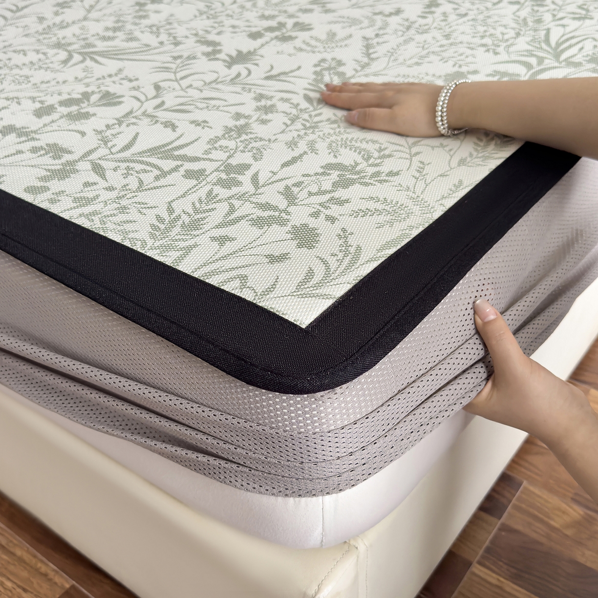 91家纺网 家纺一手货源 找家纺 圣比熊 2026新款高织密高品质印花冰藤凉席席子三件套 浅绿山野-床笠款