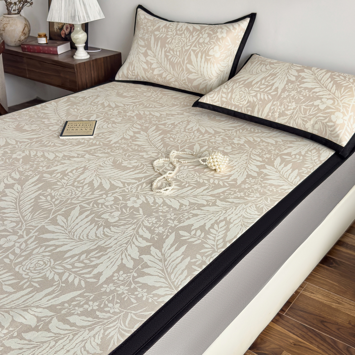 91家纺网 家纺一手货源 找家纺 圣比熊 2026新款高织密高品质印花冰藤凉席席子三件套 卡其叶纹-床笠款