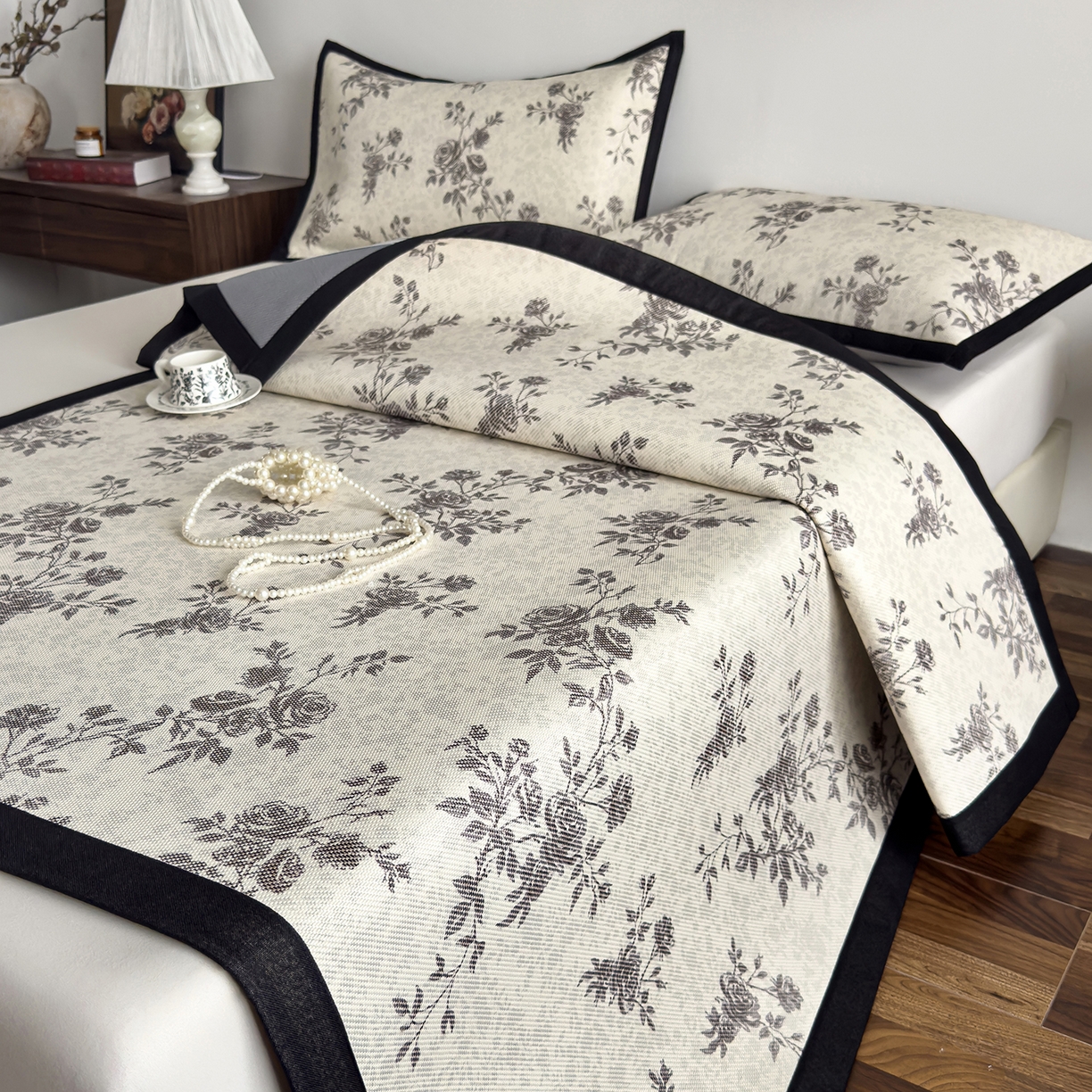 91家纺网 家纺一手货源 找家纺 圣比熊 2026新款高织密高品质印花冰藤凉席席子三件套 复古玫瑰-床席款