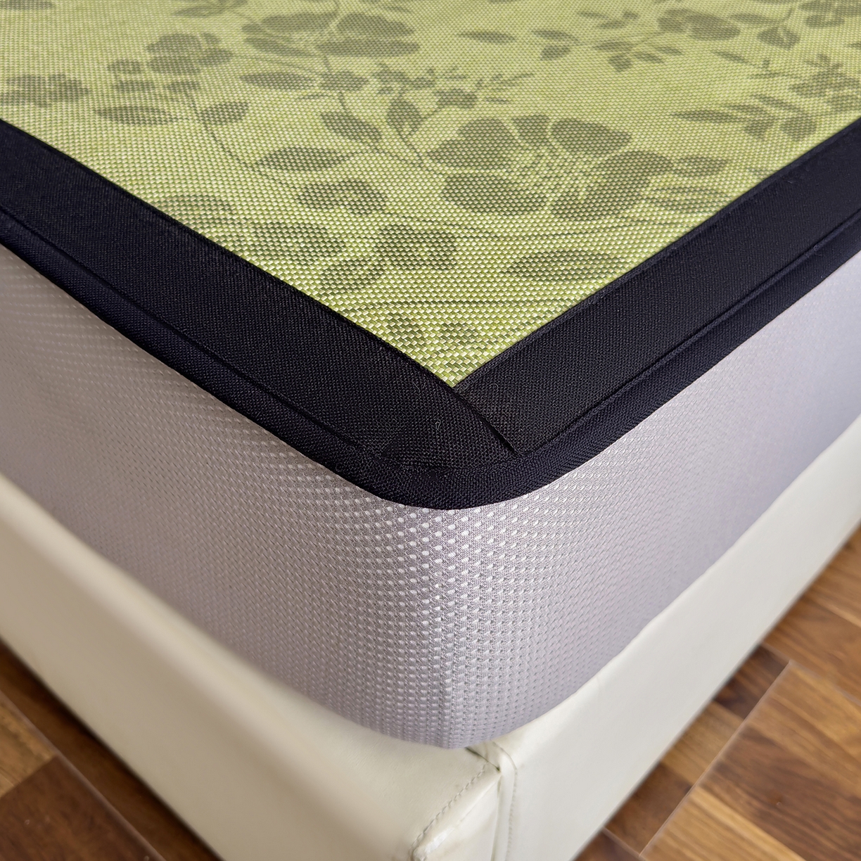 91家纺网 家纺一手货源 找家纺 圣比熊 2026新款高织密高品质印花冰藤凉席席子三件套 苔青花屿-床笠款