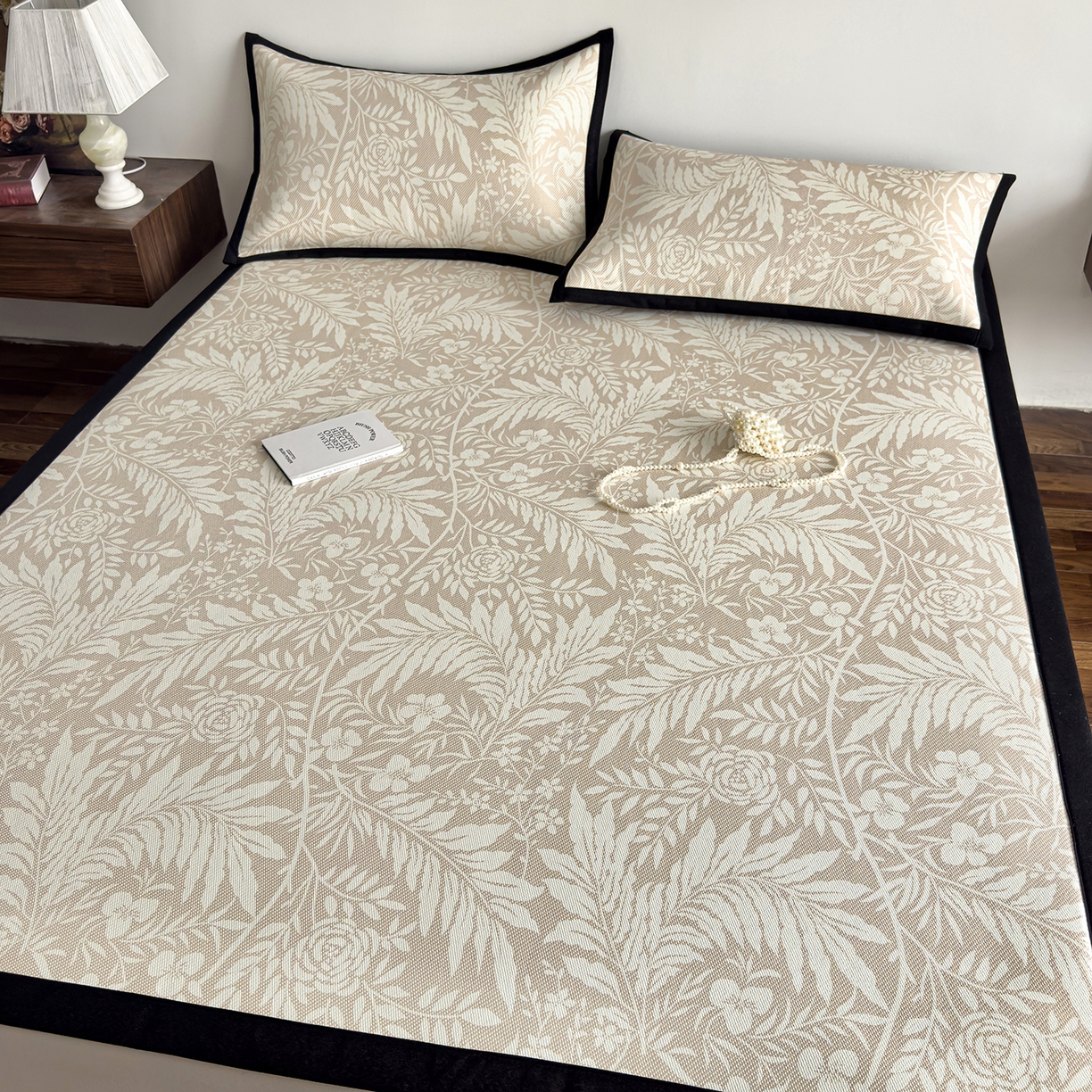 91家纺网 家纺一手货源 找家纺 圣比熊 2026新款高织密高品质印花冰藤凉席席子三件套 卡其叶纹-床席款