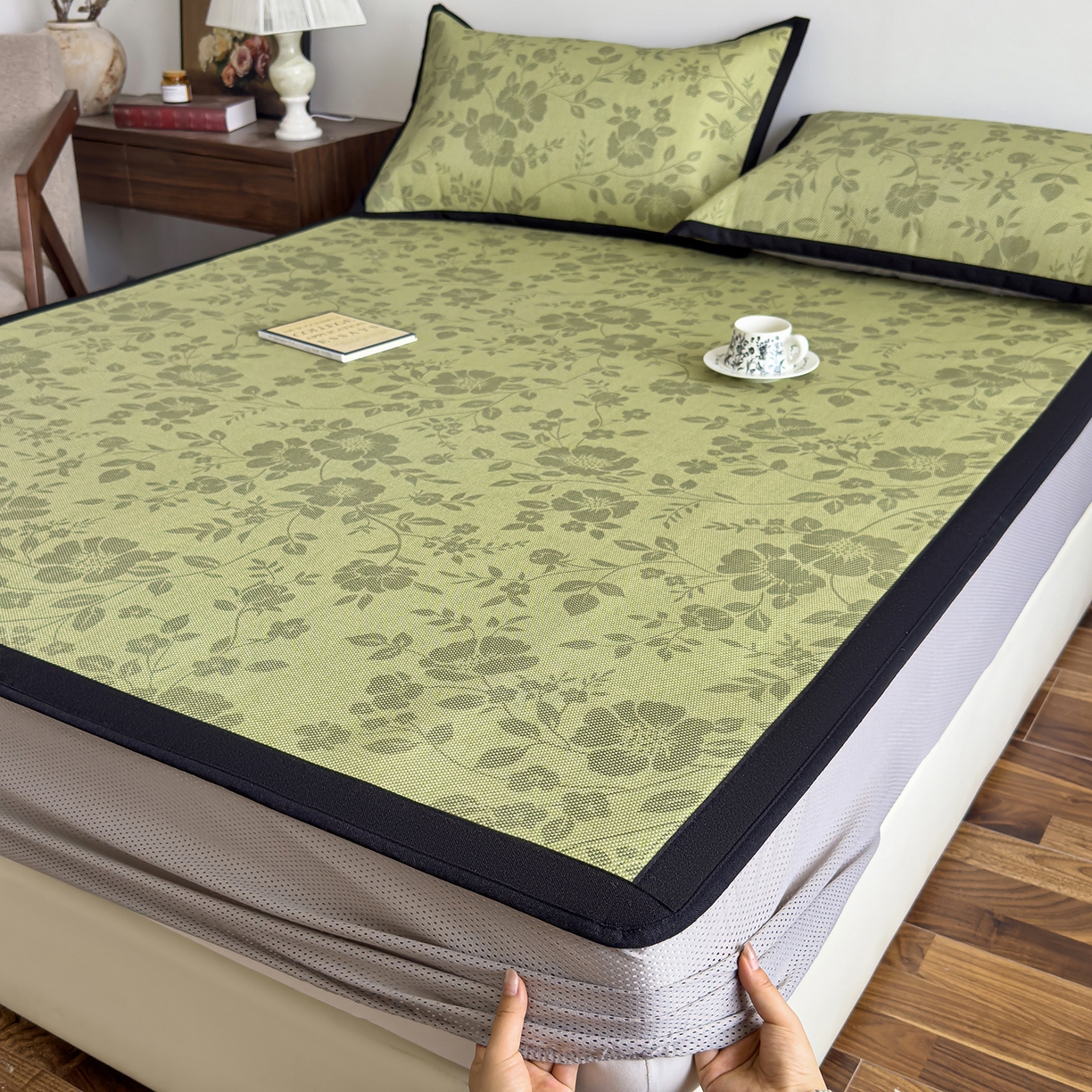 91家纺网 家纺一手货源 找家纺 圣比熊 2026新款高织密高品质印花冰藤凉席席子三件套 苔青花屿-床笠款