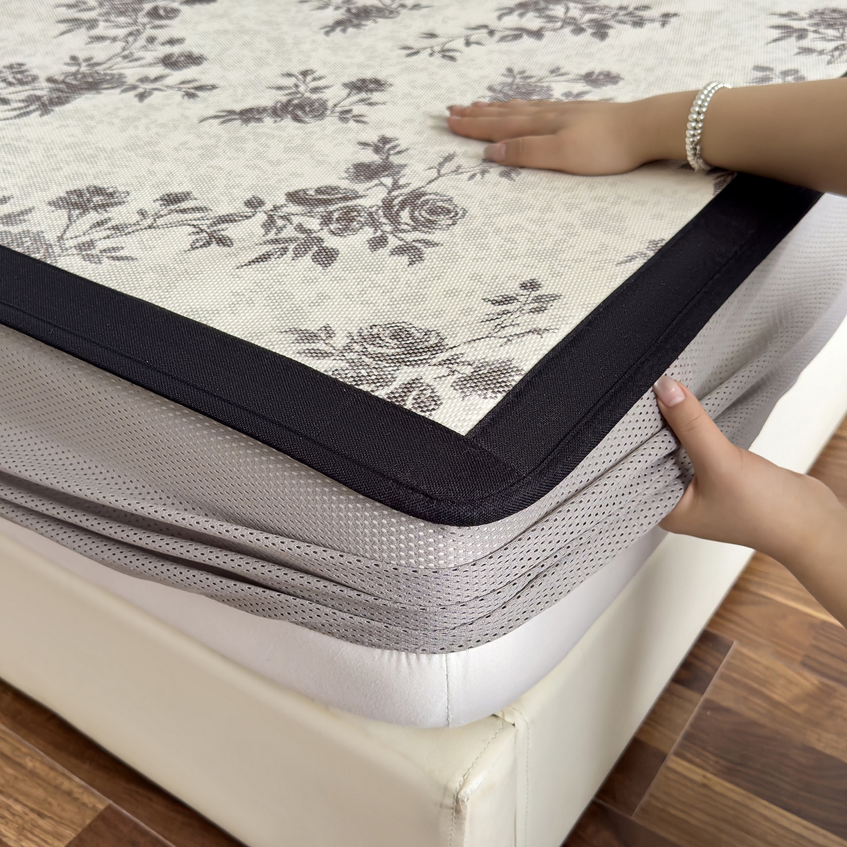 91家纺网 家纺一手货源 找家纺 圣比熊 2026新款高织密高品质印花冰藤凉席席子三件套 复古玫瑰-床笠款