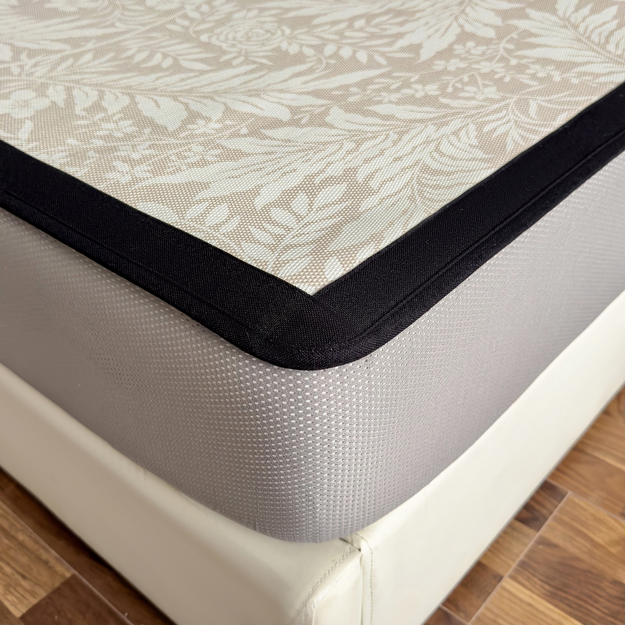 91家纺网 家纺一手货源 找家纺 圣比熊 2026新款高织密高品质印花冰藤凉席席子三件套 卡其叶纹-床笠款