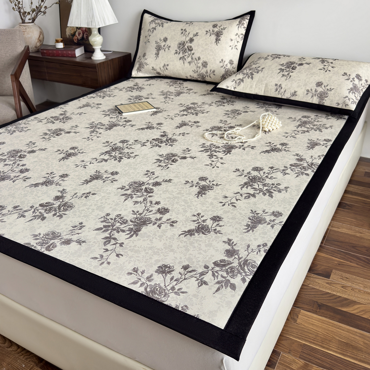 91家纺网 家纺一手货源 找家纺 圣比熊 2026新款高织密高品质印花冰藤凉席席子三件套 复古玫瑰-床席款