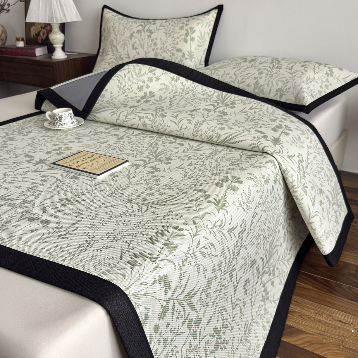 91家纺网 家纺一手货源 找家纺 圣比熊 2026新款高织密高品质印花冰藤凉席席子三件套 浅绿山野-床席款