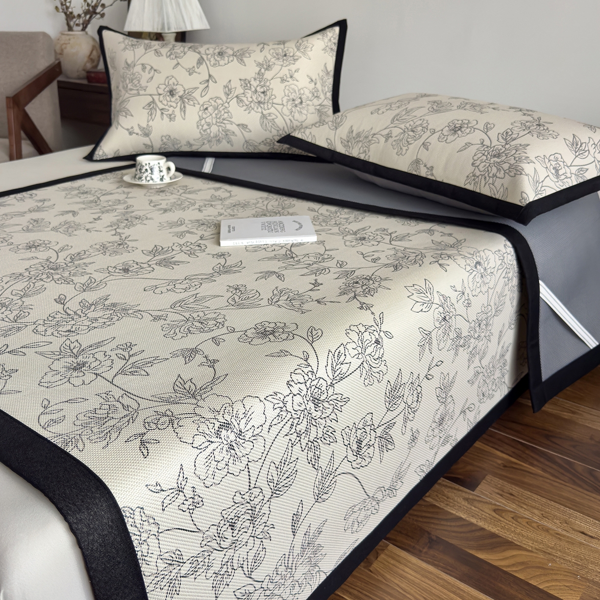 91家纺网 家纺一手货源 找家纺 圣比熊 2026新款高织密高品质印花冰藤凉席席子三件套 素描牡丹-床席款