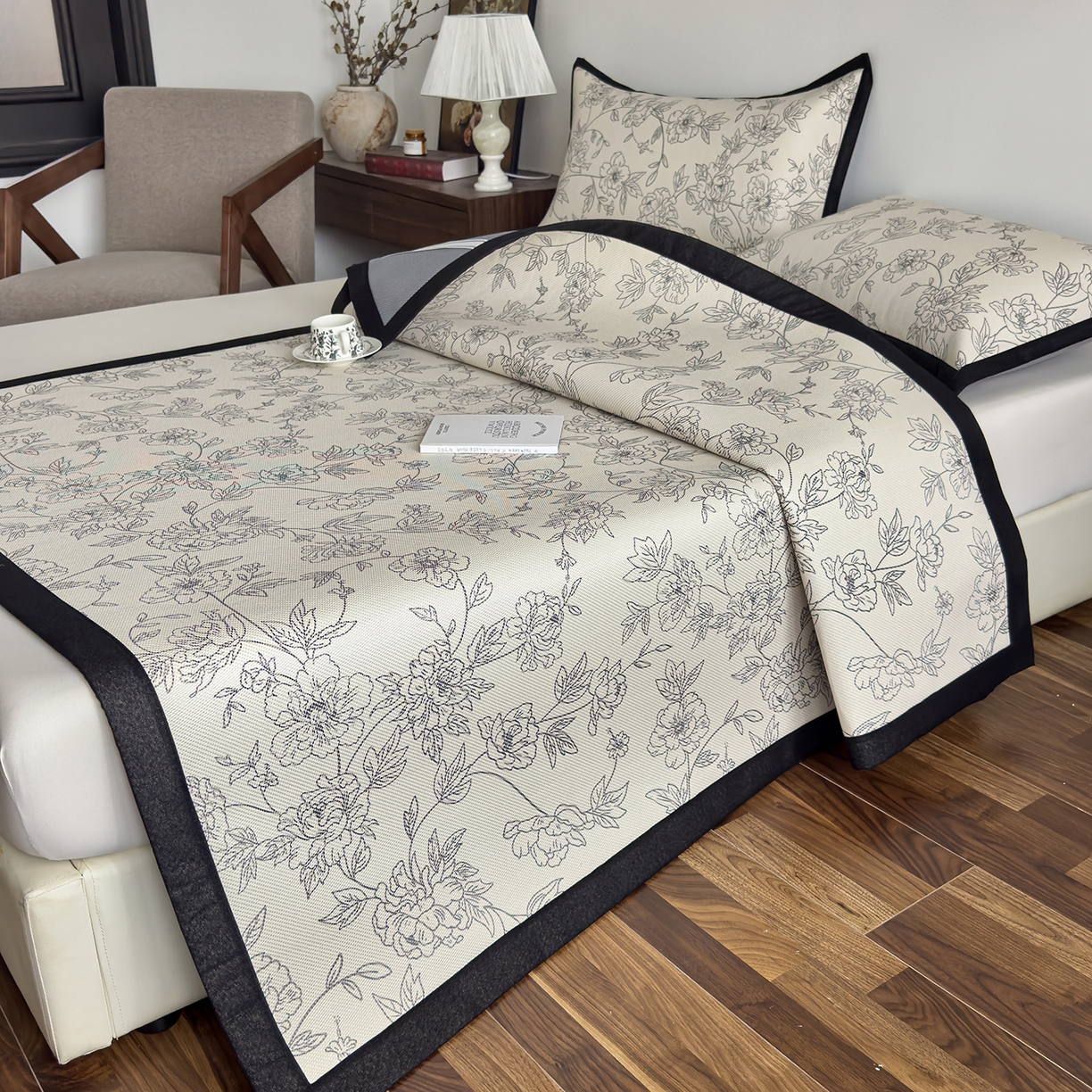 91家纺网 家纺一手货源 找家纺 圣比熊 2026新款高织密高品质印花冰藤凉席席子三件套 素描牡丹-床席款