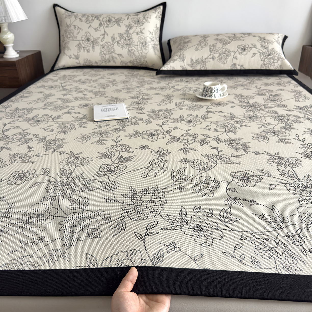 91家纺网 家纺一手货源 找家纺 圣比熊 2026新款高织密高品质印花冰藤凉席席子三件套 素描牡丹-床席款