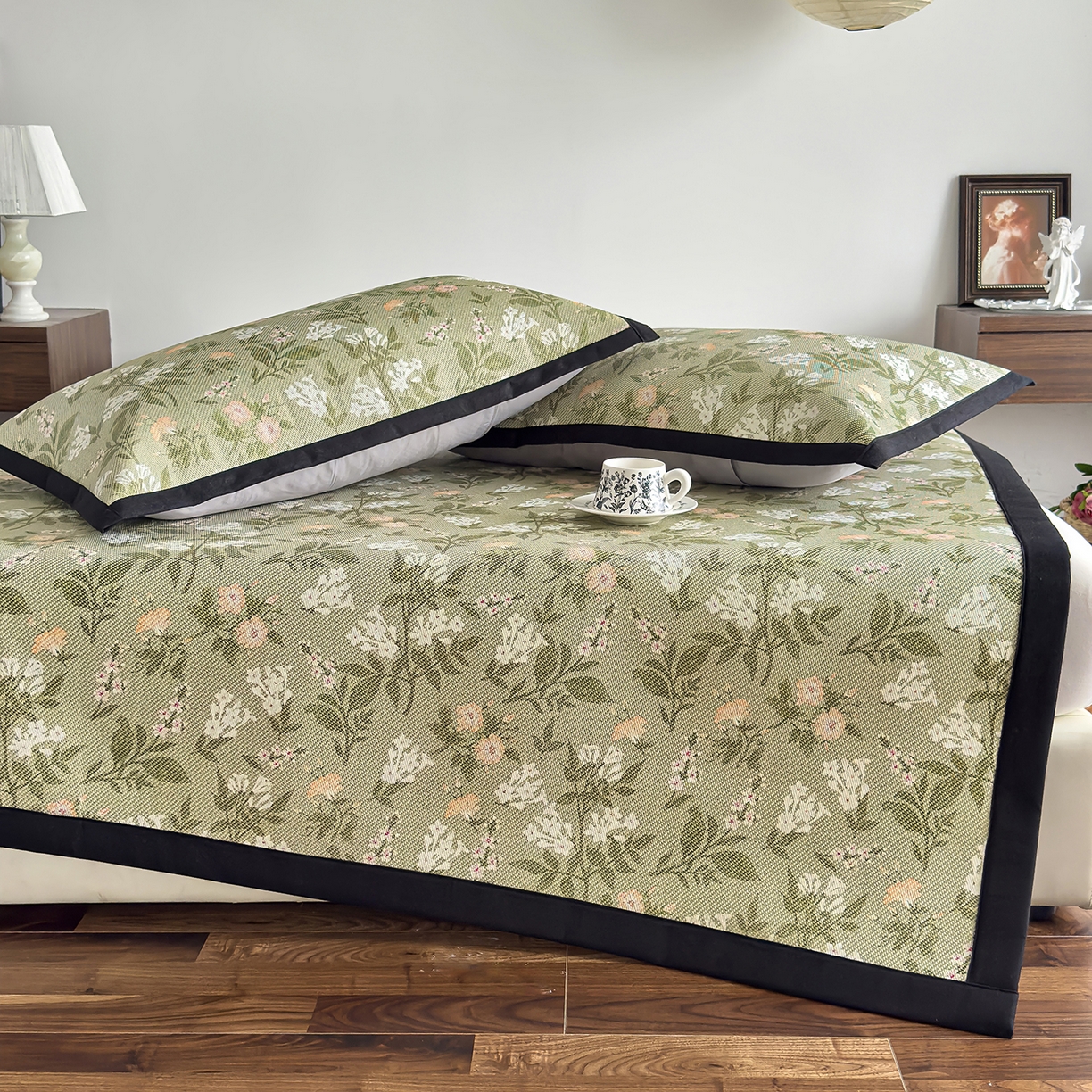 91家纺网 家纺一手货源 找家纺 圣比熊 2026新款高织密高品质印花冰藤凉席席子三件套 清醒小花-床席款