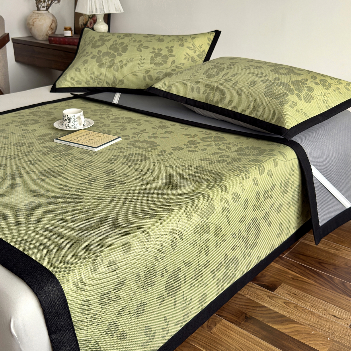 91家纺网 家纺一手货源 找家纺 圣比熊 2026新款高织密高品质印花冰藤凉席席子三件套 苔青花屿-床席款