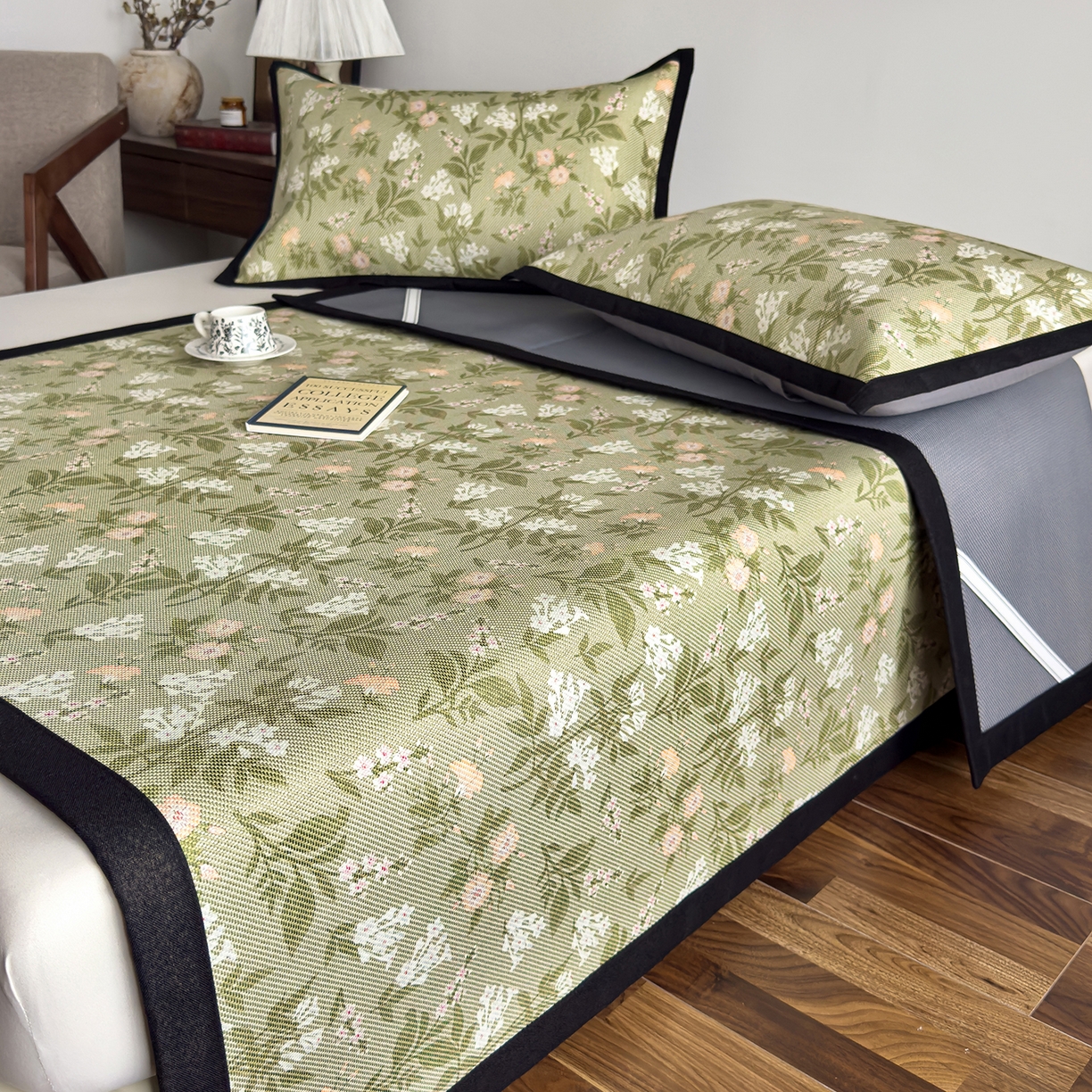 91家纺网 家纺一手货源 找家纺 圣比熊 2026新款高织密高品质印花冰藤凉席席子三件套 清醒小花-床席款